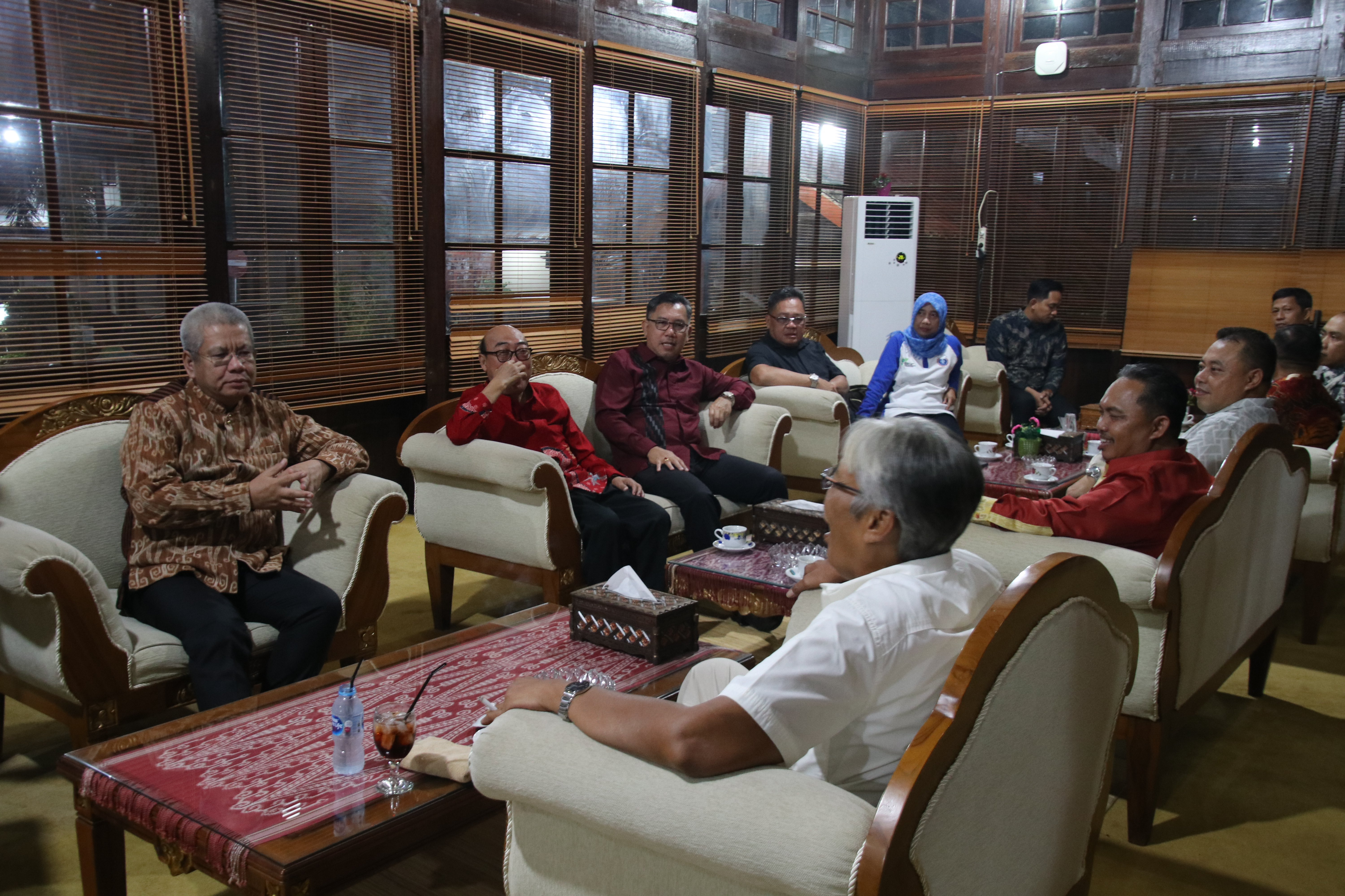 tiba-di-sintang-pj-gubernur-harisson-disambut-hangat-bupati-sintang-dan-jajaran