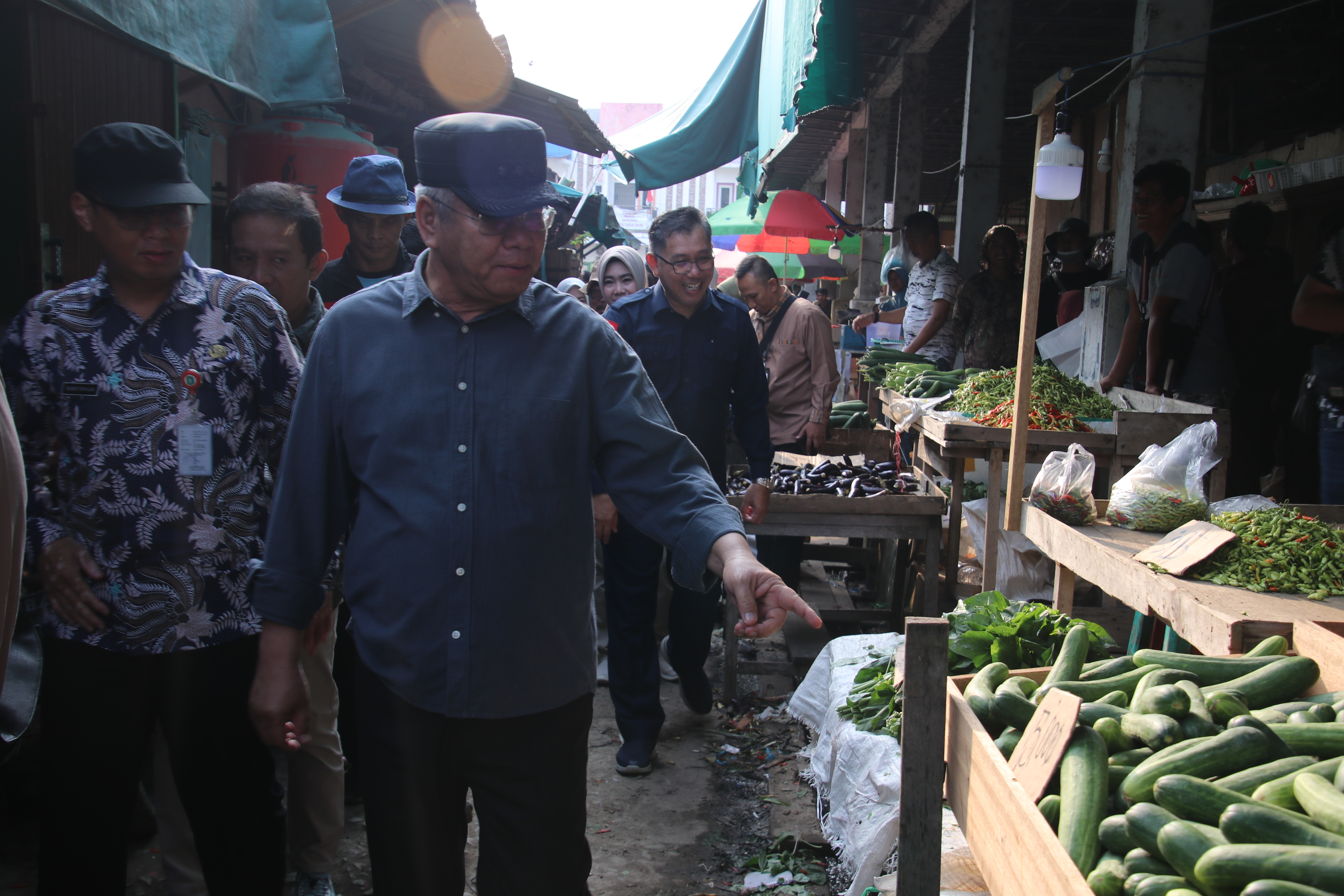 pj-gubernur-harisson-pantau-operasi-pasar-di-sintang