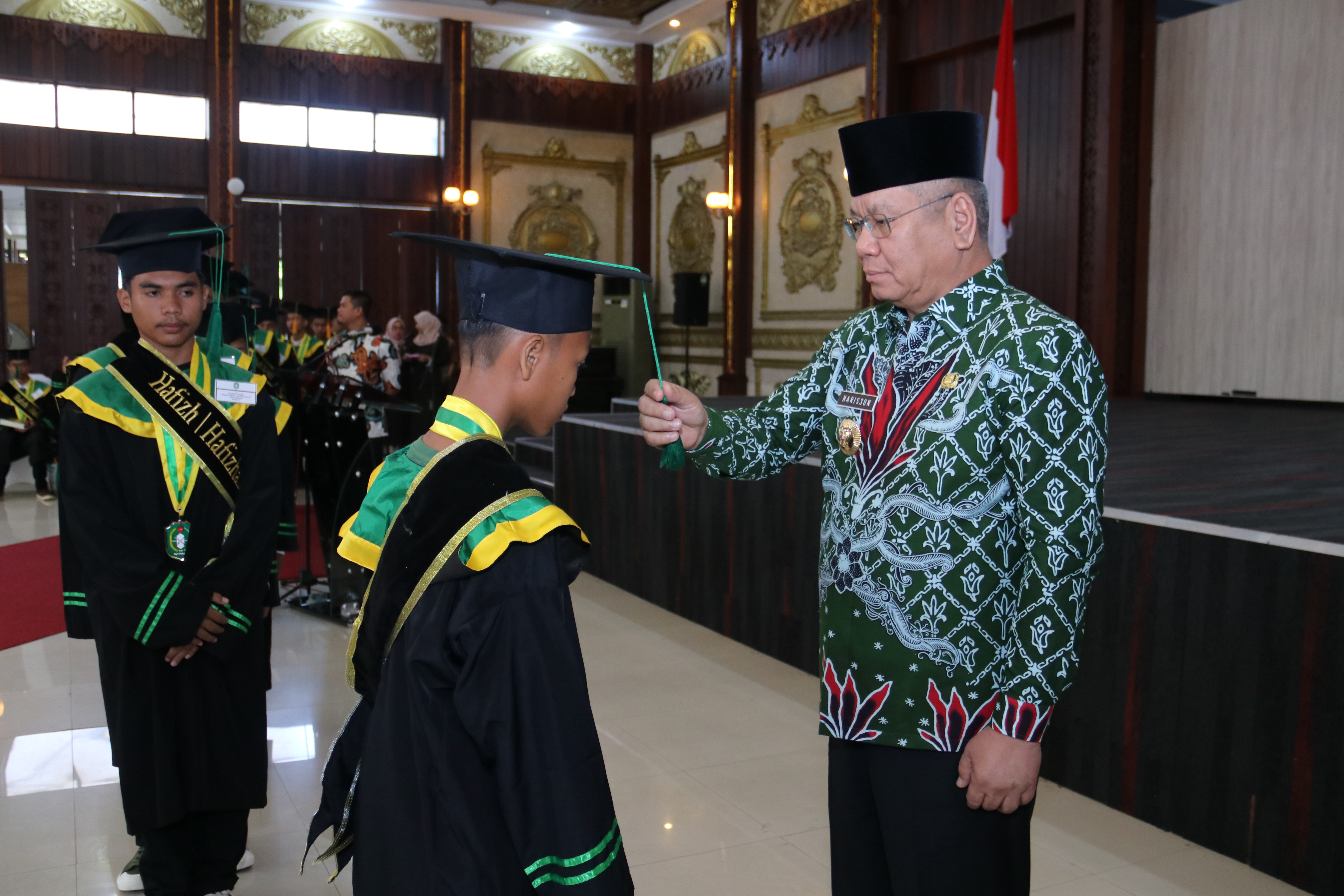 pj-gubernur-wisuda-74-hafidz-dan-hafidzah-hafalan-30-juz-dan-lepas-kontingen-stq-nasional