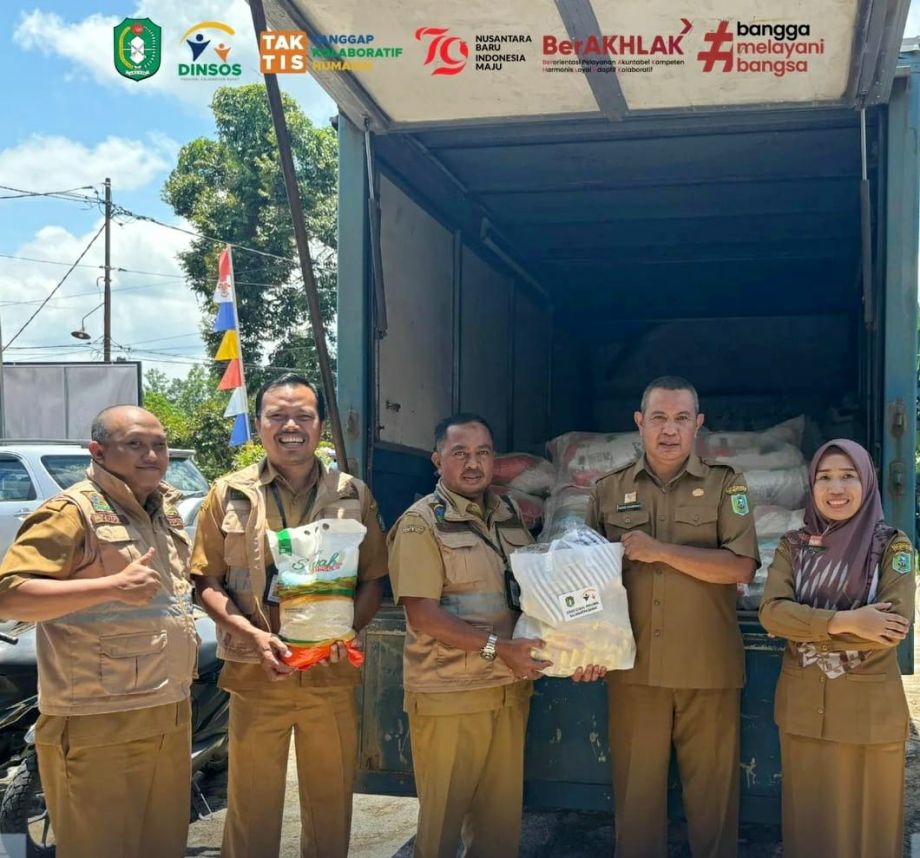 Dinsos Kalbar Salurkan Bantuan Logistik Kepada Masyarakat Terdampak Banjir di Kabupaten Landak dan Kabupaten Sanggau