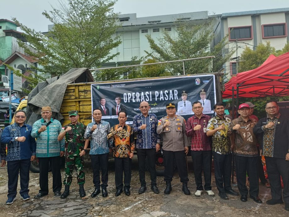 wagub-kalbar-hadiri-operasi-pasar-di-kabupaten-sintang