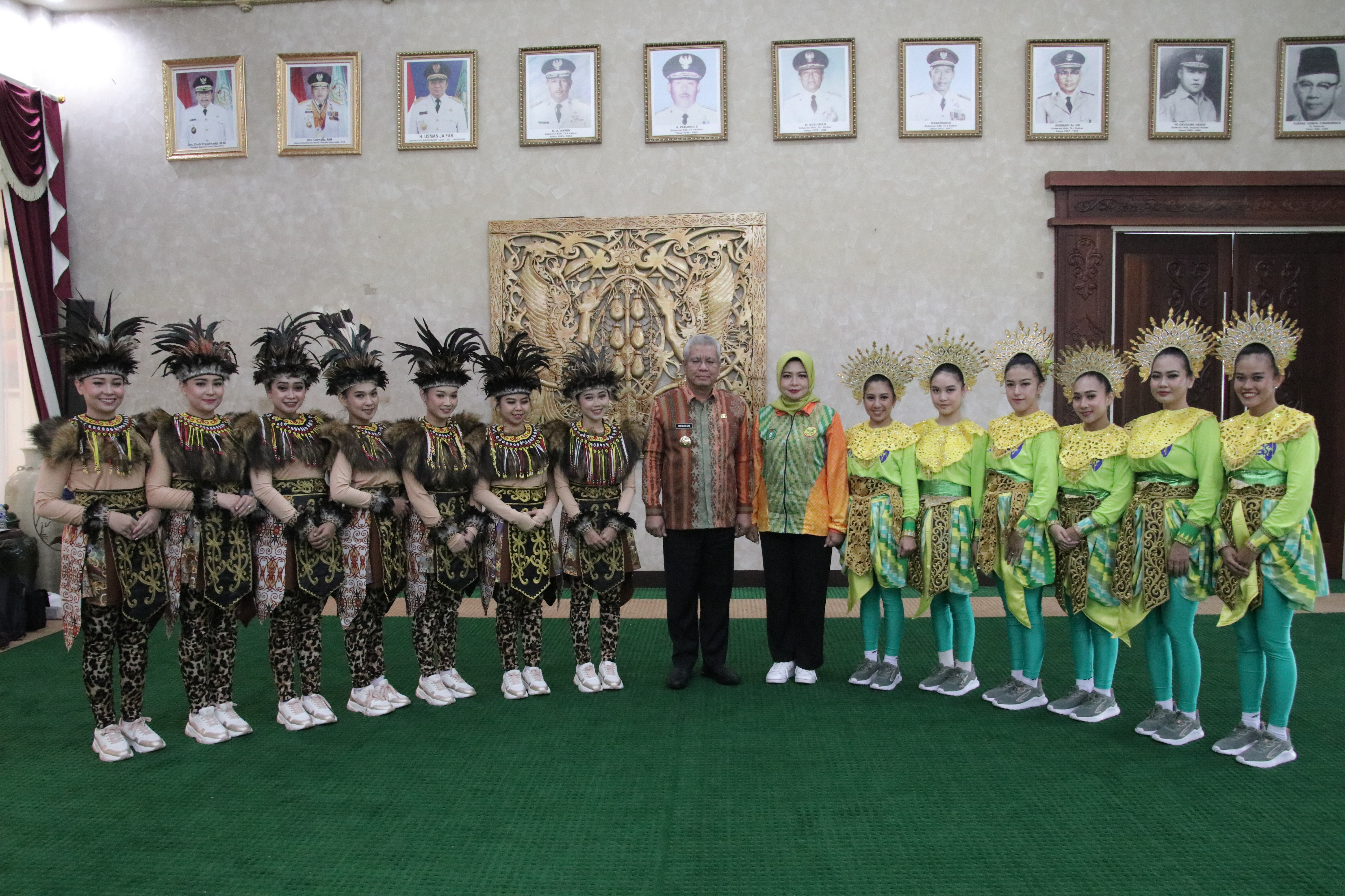 LEPAS TIM SENAM PERWOSI KALBAR, PJ GUBERNUR BAKAR SEMANGAT JUARA KEPADA PARA ATLET