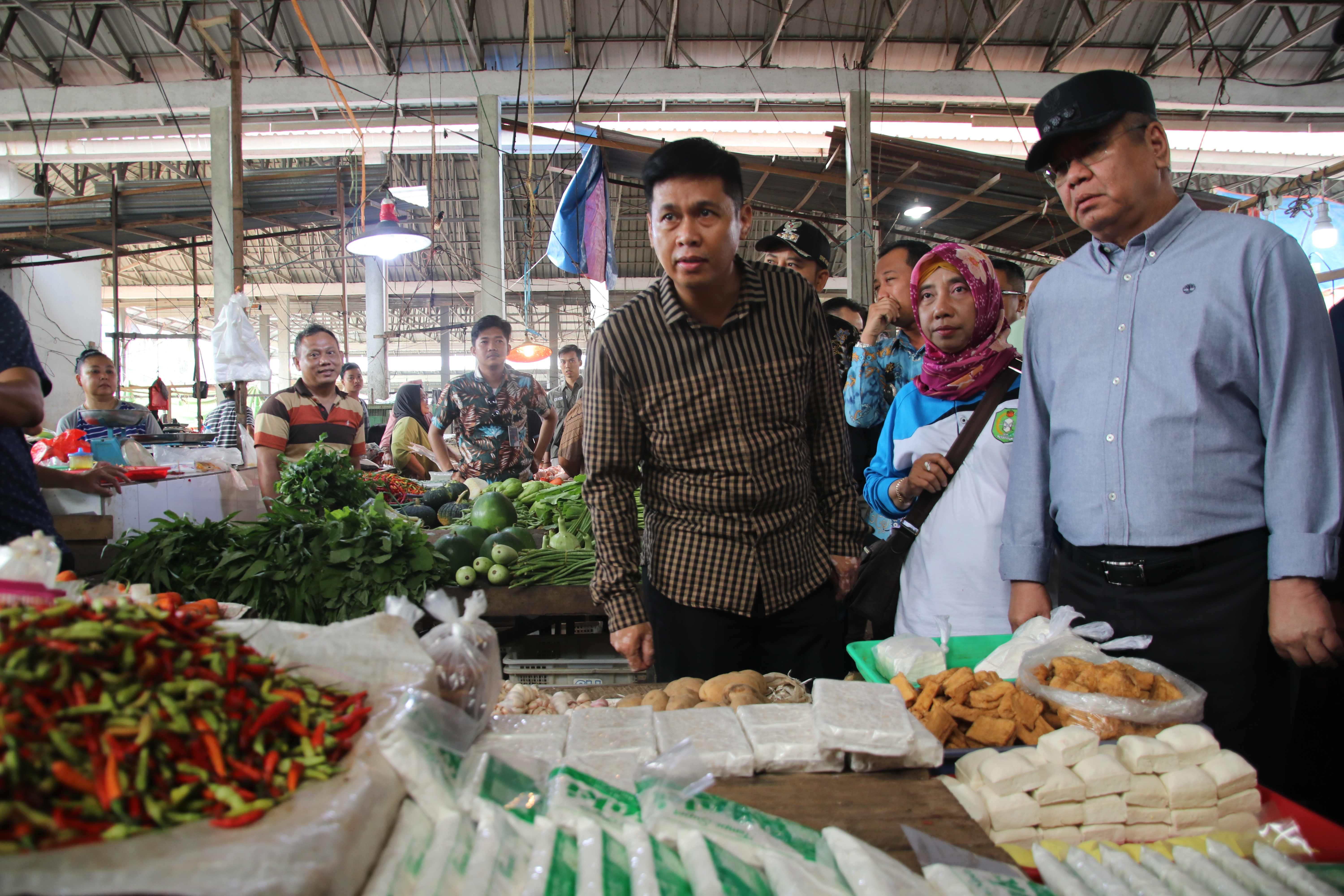 pantau-harga-sembako-pj-gubernur-harisson-kunjungi-pasar-markasan-melawi