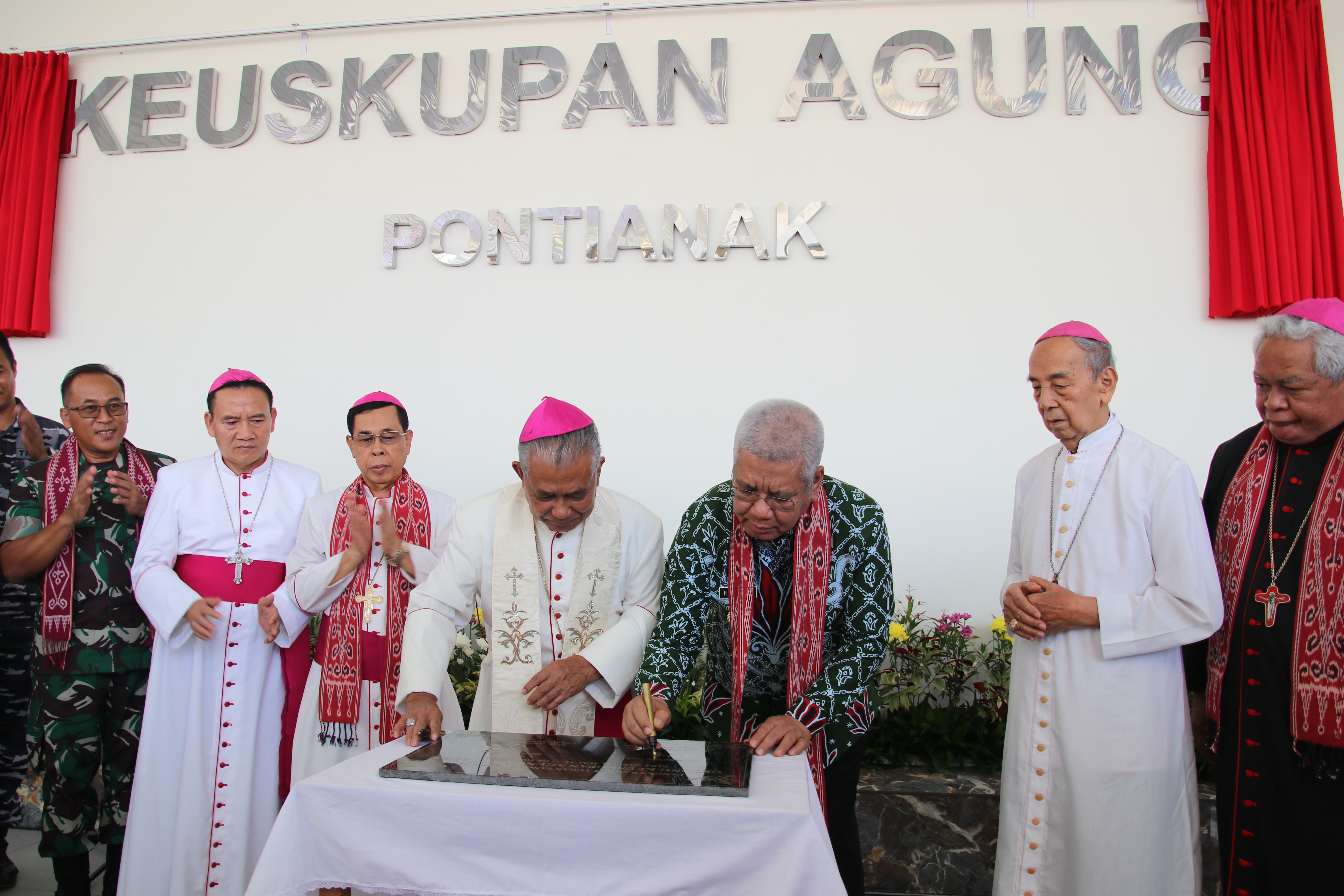 resmikan-gedung-keuskupan-agung-pontianak-ini-pesan-pj-gubernur-harisson