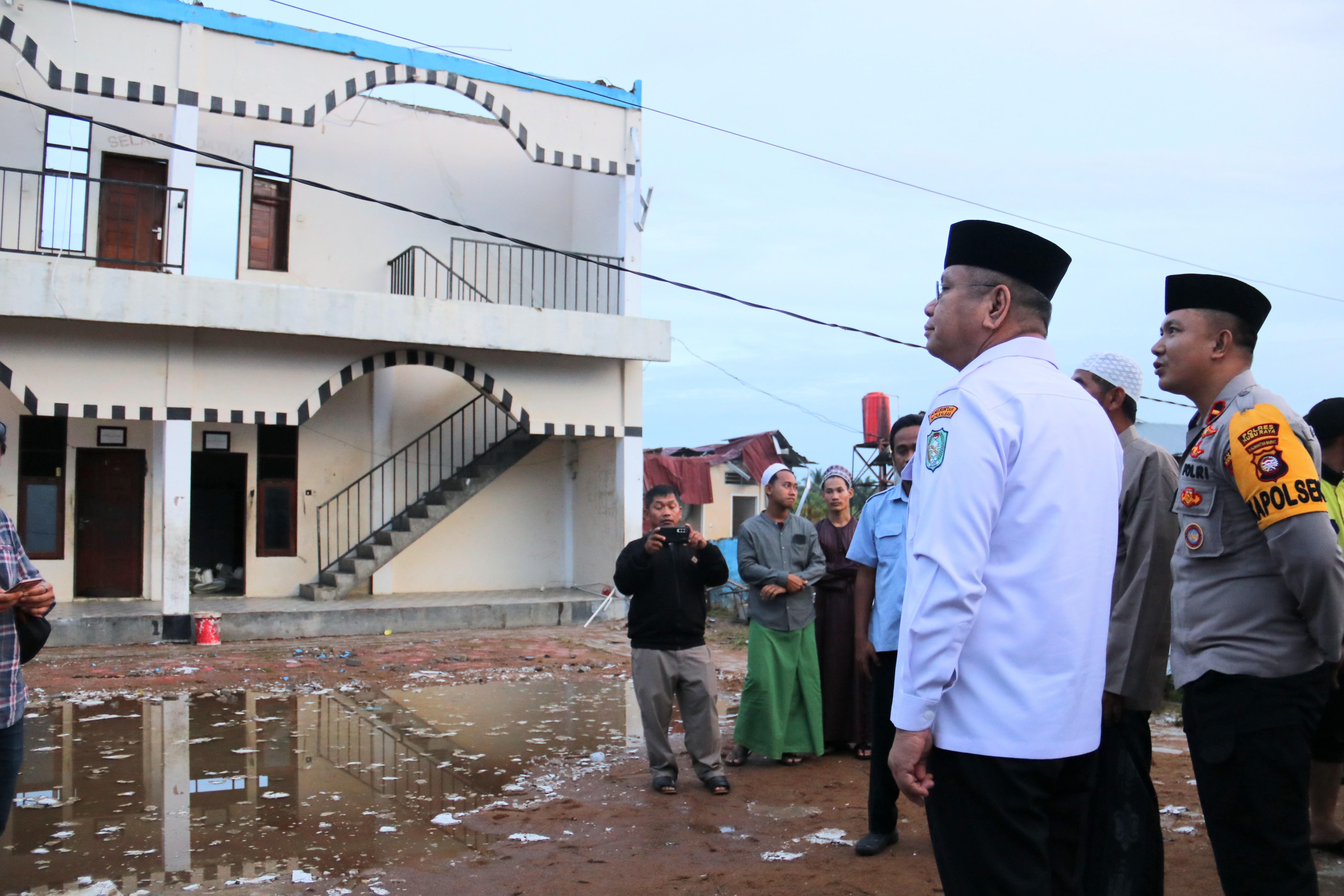 pj.-gubernur-tinjau-pondok-pesantren-yang-diterpa-angin-puting-beliung