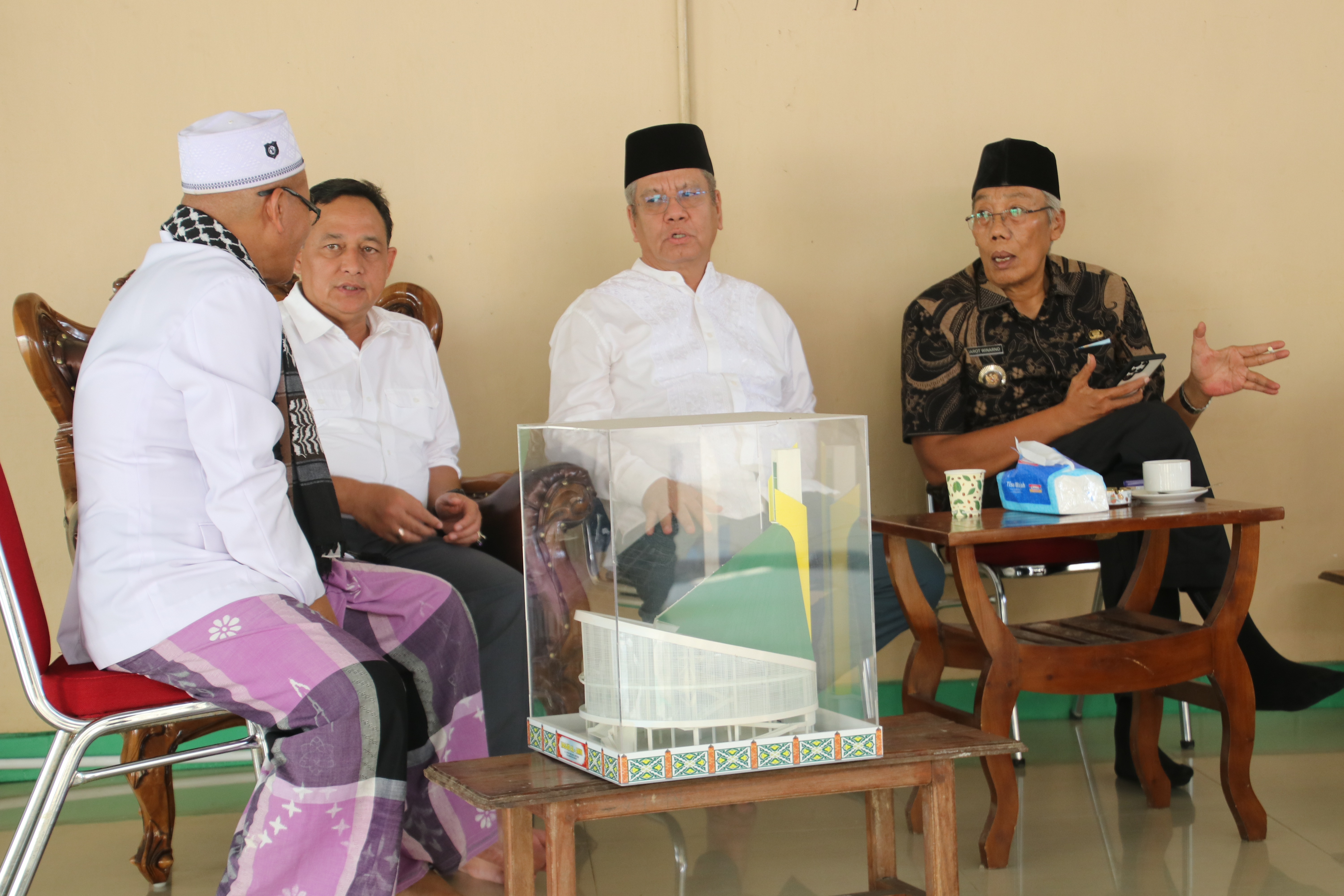 PJ GUBERNUR SILATURAHMI BERSAMA PENGURUS MASJID AL-AMIN