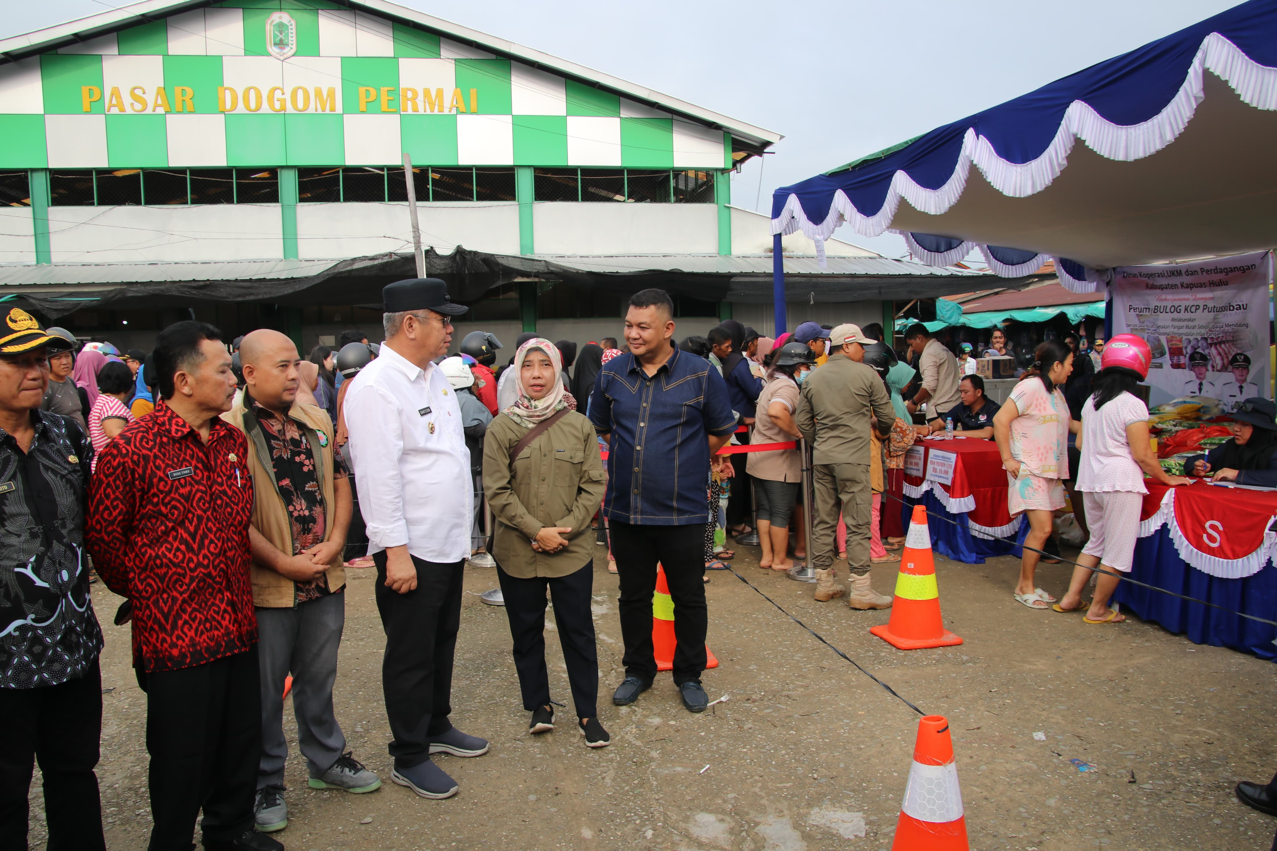 kendalikan-harga-pangan-pj.-gubernur-harisson-tinjau-operasi-pasar-di-putussibau