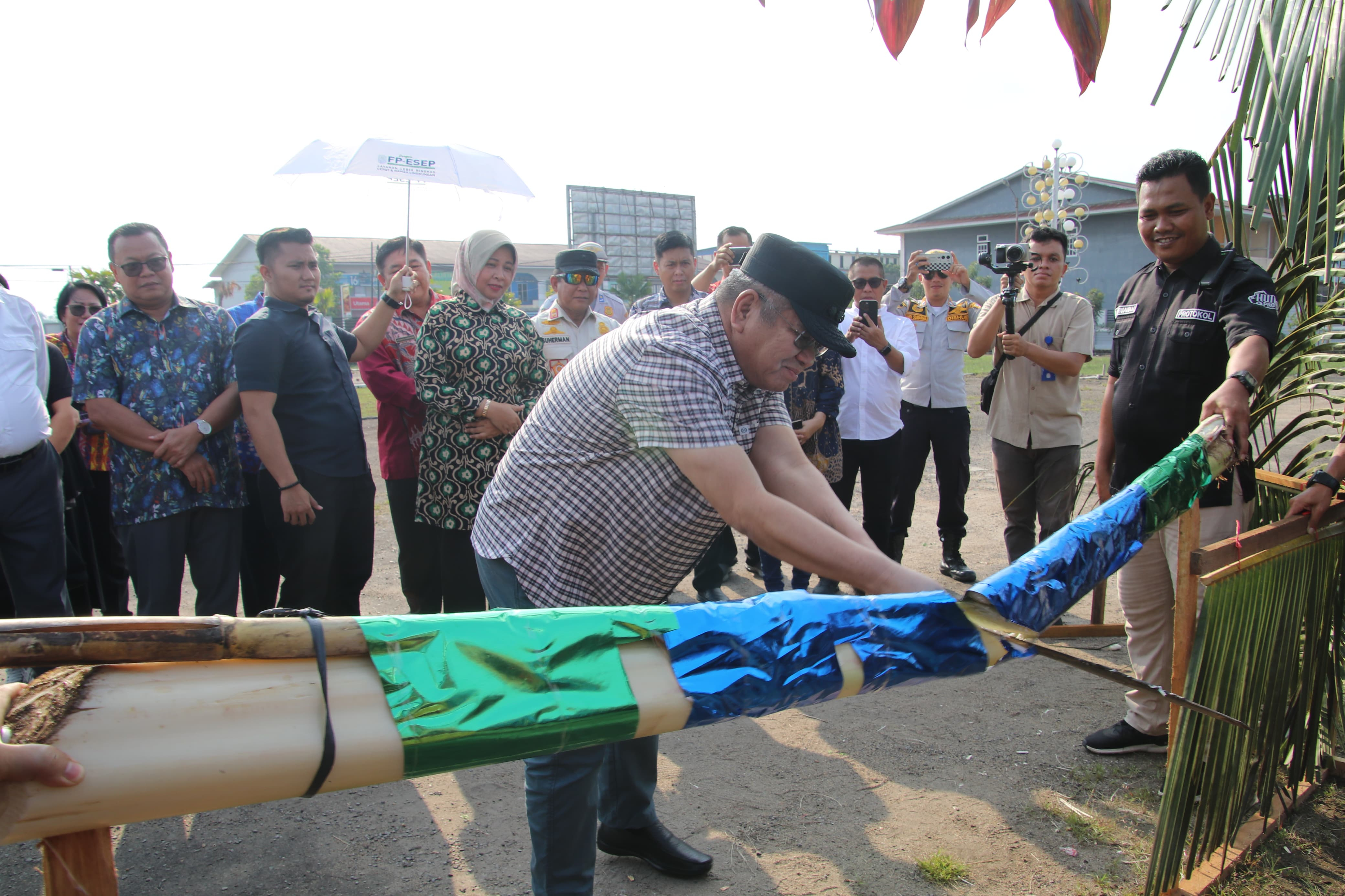 tiba-di-kota-juang-pj-gubernur-harisson-disambut-tepung-tawar-dan-potong-opmpong